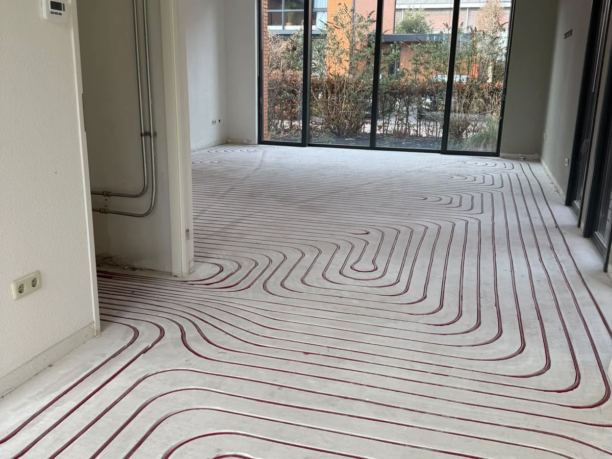 Vloerverwarming met leidingen aangelegd in een woning in Berkel en Rodenrijs